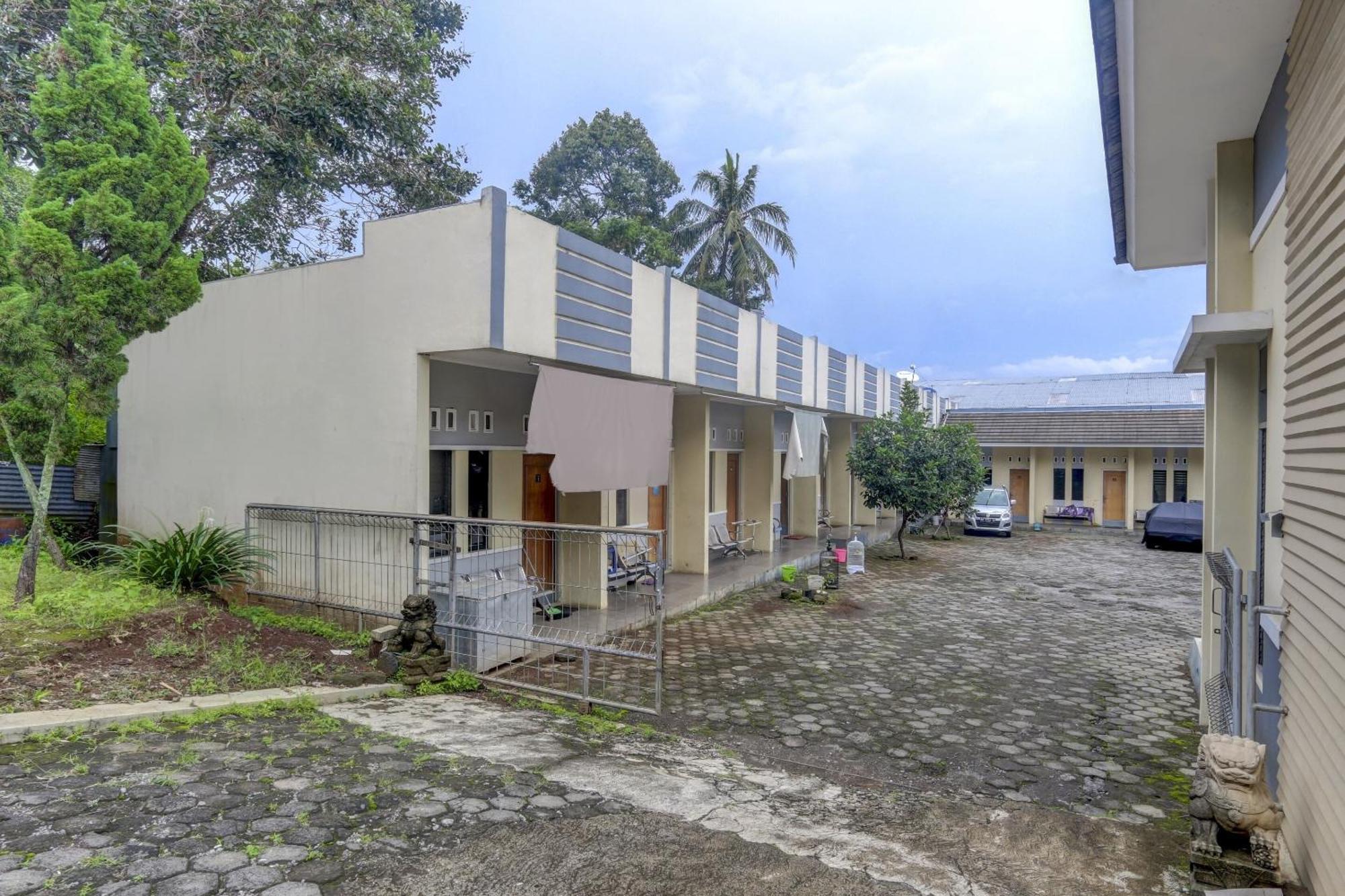 Oyo Life 90159 Puri Asoka Guest House Семаранг Экстерьер фото